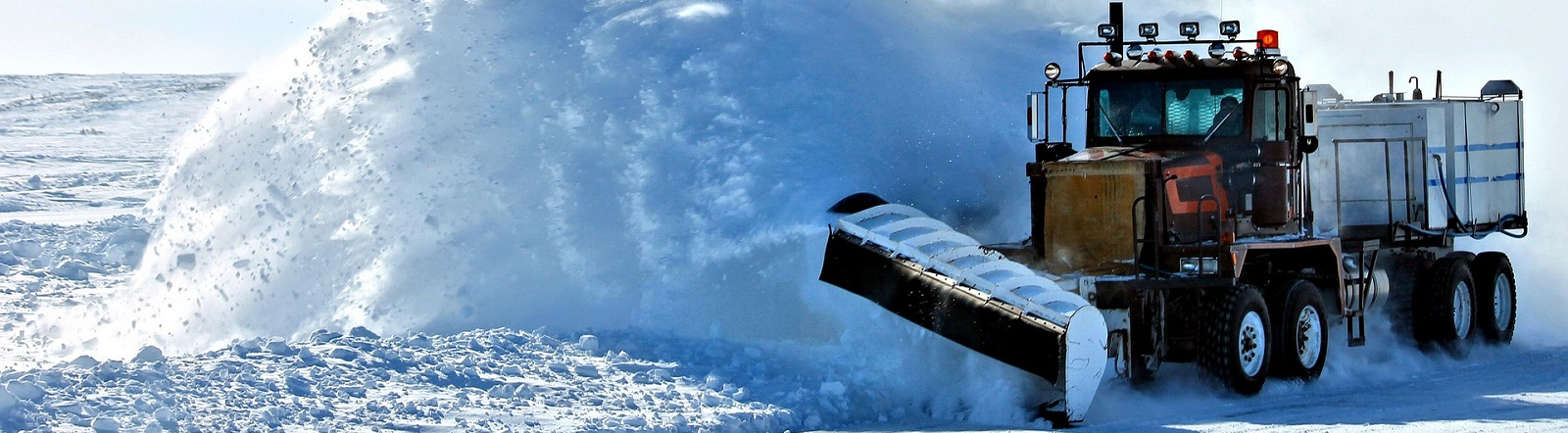 Image by Skentophyte from Pixabay of snow plow